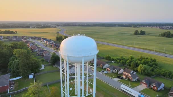 Pan Légi Felvétel Víztoronyról Clarksville Ben Ami Egy Gyönyörű Napfelkeltét — Stock videók