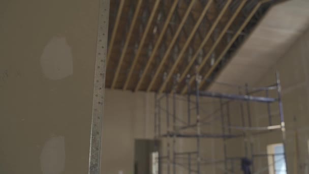 Innenansicht Eines Bau Befindlichen Hauses Mit Freigelegten Gerüsten Und Strukturen — Stockvideo