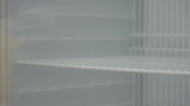 蓝色手套中的科学家与实验室样品放在冰箱架子上储存的样品的近距离接触 — 图库视频影像