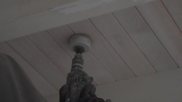 一名建筑工人用专业钻头在天花板上打孔的近景 — 图库视频影像
