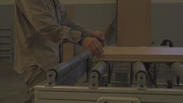 Arbetare Trädörrsfabrik Tar Färdig Produkt Från Produktionslinjen — Stockvideo