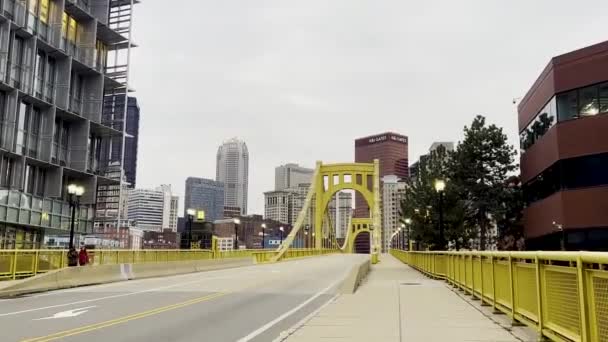 美国宾夕法尼亚州匹兹堡Allegheny河对面的Andy Warhol桥 — 图库视频影像