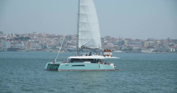 Tagus River Lisboon Pasa Velero Acerca Ferry Lisboa Ciudad Distancia — Vídeo de stock