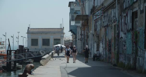 Ginjal Gente Cammina Sul Lungomare Cacilhas Lisboa Portogallo — Video Stock