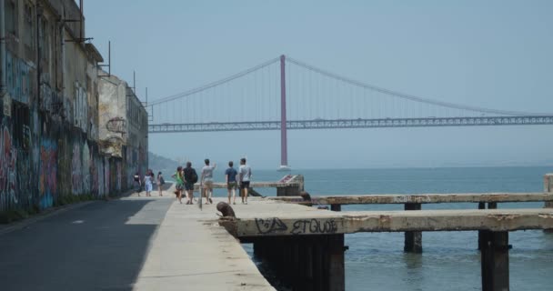 Ginjal 葡萄牙里斯本附近的Cacilhas 可爱地沿着水面散步 游客和当地居民的休闲散步 — 图库视频影像