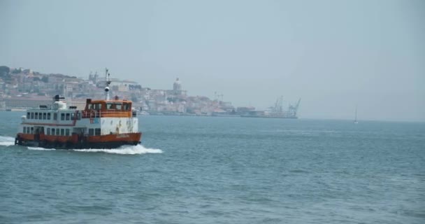 Tagus River Lisbon Kapal Feri Lisbon Melewati Sungai Tejo Kota — Stok Video