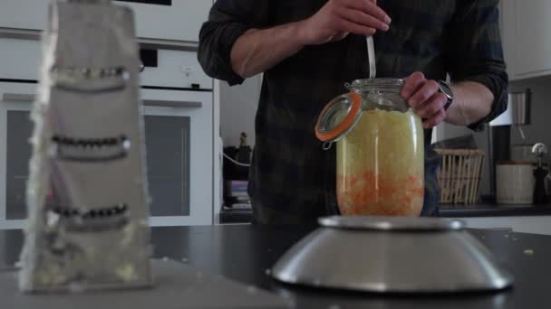 Person Förbereder Sauerkraut Hemma Fementeringsprocess Serie Del — Stockvideo