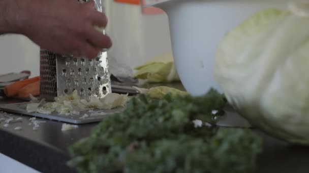 Person Förbereder Sauerkraut Hemma Fementeringsprocess Serie Del — Stockvideo