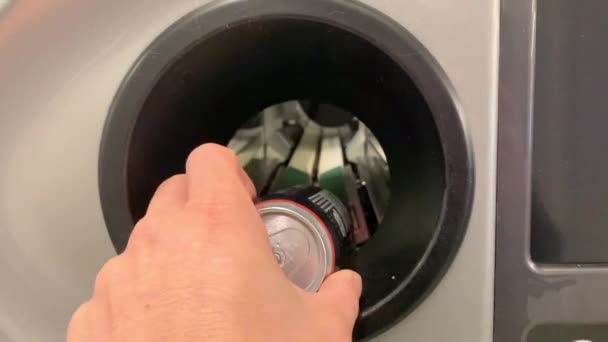 容器預入法付きボトルの返品用容器のリサイクル — ストック動画