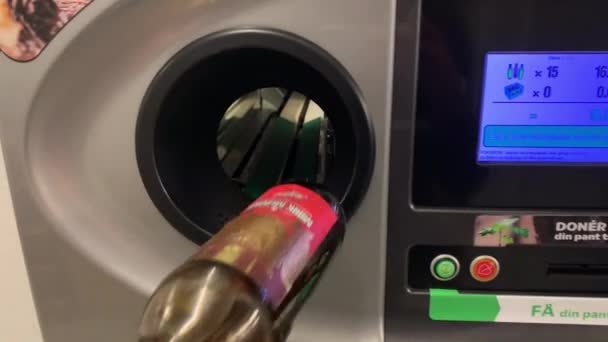 Het Recyclen Van Een Fles Voor Geld Een Supermarkt Door — Stockvideo