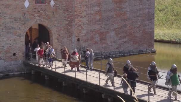 Attori Travestiti Costume Medievale Passeggiano Sul Ponte Sul Fossato Castello — Video Stock