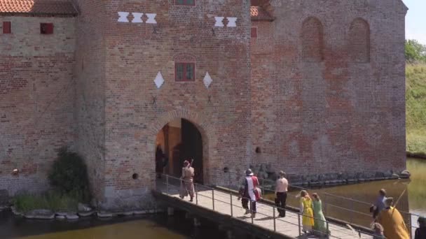 Attori Travestiti Con Costumi Medievali Turisti Castello Spottrup Durante Bispens — Video Stock