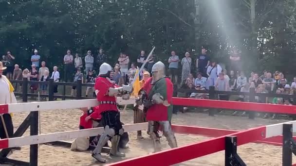 在丹麦的中世纪战斗中观看两个骑士战斗的旁观者 — 图库视频影像