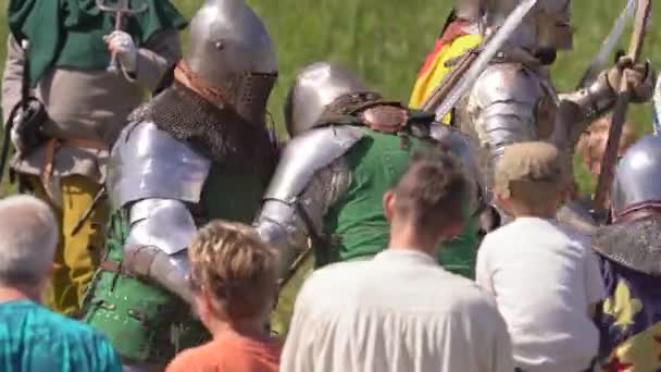 Akteure Verkleidet Als Mittelalterliche Ritter Kämpfen Beim Mittelalterfest Auf Der — Stockvideo
