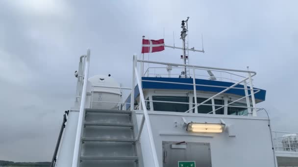 Ein Blick Auf Die Dänische Flagge Auf Einer Fähre Die — Stockvideo