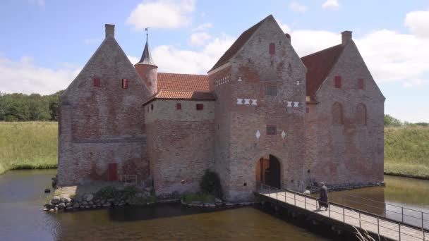 Recriação Histórica Villager Entrando Castelo Medieval — Vídeo de Stock