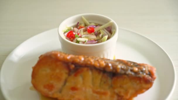 Смажена Змія Рибовим Соусом Гострим Салатом Азіатська Їжа — стокове відео