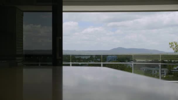 Kuchyňská Lavice Výhledem Okna Přes Balkon Vnitrozemí Oblačné Oblohy — Stock video