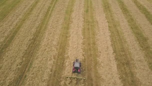 拖拉机牵引的海怪在农场割草 空中飞行 — 图库视频影像