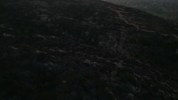 Letecký Pohled Turistické Stezky Cowles Mountain Během Východu Slunce Naklánění — Stock video