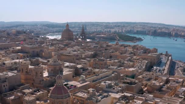 Drönare Flyger Ovanför Staden Valletta Malta Baklänges — Stockvideo