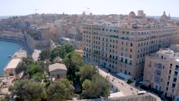 マルタのラ バレッタ市の上を飛ぶドローン — ストック動画