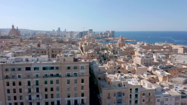 マルタのラ バレッタの街を明らかに上を飛ぶドローン — ストック動画
