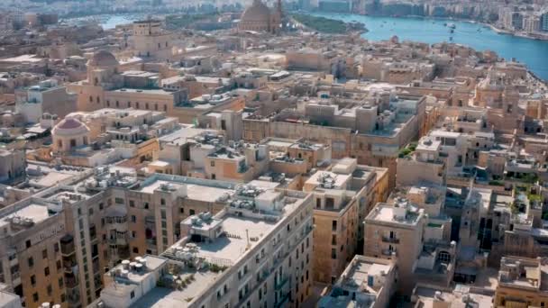 マルタのラ バレッタ市の上空を飛行するドローン 街を傾斜させ明らかにし — ストック動画