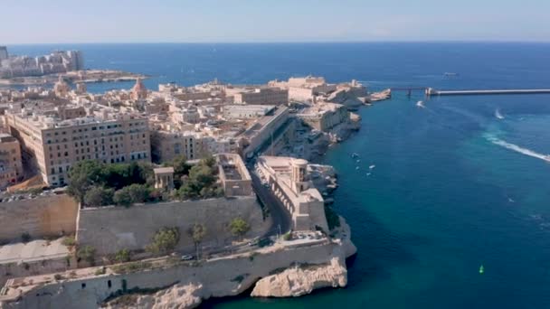 Drone Volando Por Encima Ciudad Valeta Malta Paneo Inclinación Hacia — Vídeos de Stock