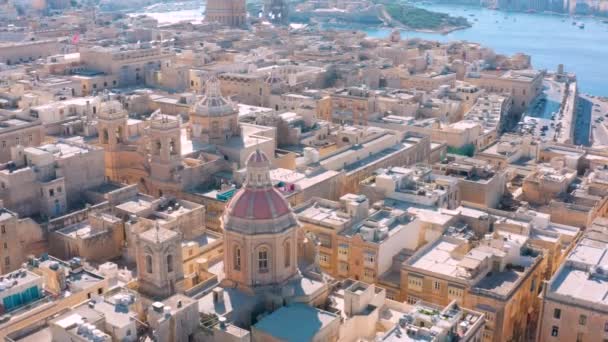 マルタのラ バレッタの街の上を飛行するドローンの操縦と傾斜 — ストック動画