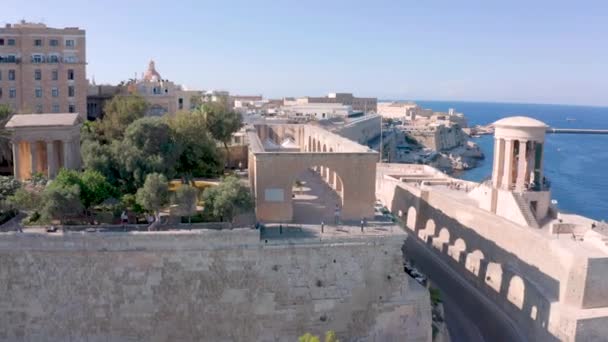 マルタのラ バレッタ市上空を飛行中 — ストック動画