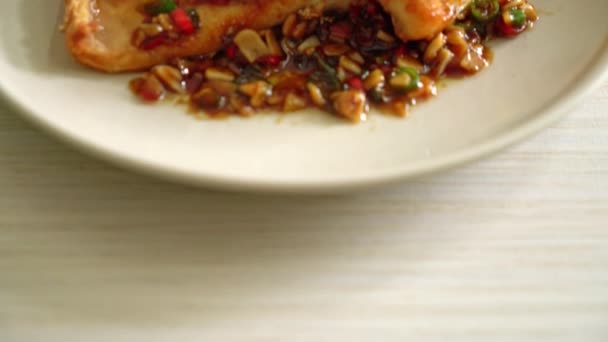 Fried Snapper Belly Spicy Garlic Soy Sauce Asian Style — 图库视频影像