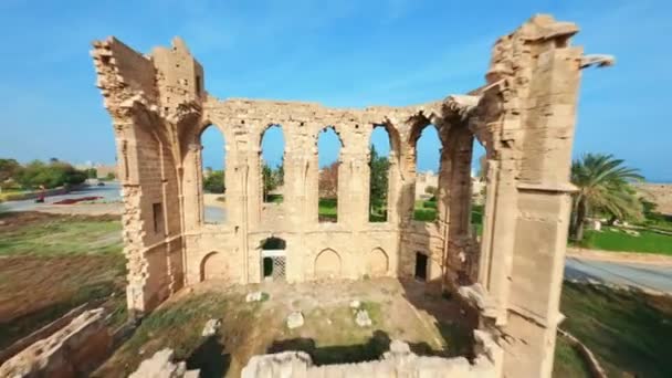 北塞浦路斯 塞浦路斯法马古斯塔 Gazimagusa 圣约翰教堂的哥特式废墟 空中景观 — 图库视频影像