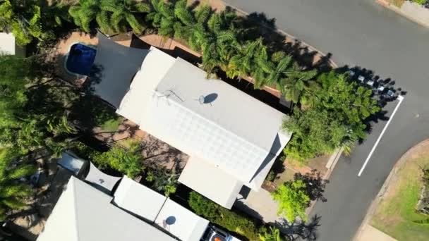 Εναέρια Πτήση Drone Πάνω Από Κατοικημένη Γειτονιά Πάνω Κάτω Περιστροφή — Αρχείο Βίντεο