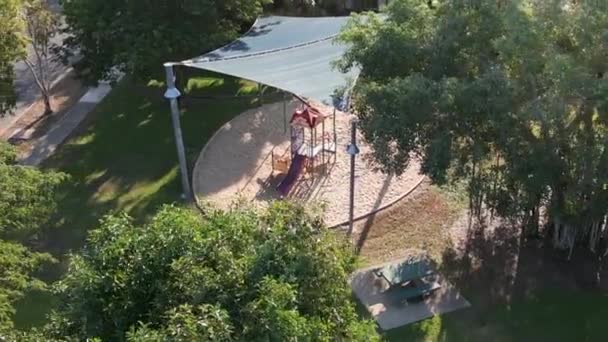 Drohnen Luftaufnahme Von Parklandschaft Mit Sand Und Spielplatz Die Sich — Stockvideo