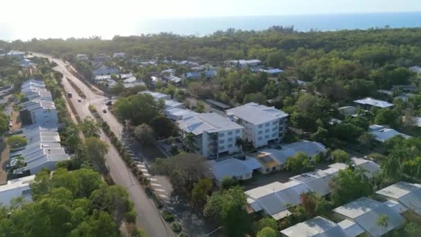 在一个美丽的小区里的住宅公寓大楼里 有许多房屋从树上俯瞰着大海 可以俯瞰海滩和天空 — 图库视频影像