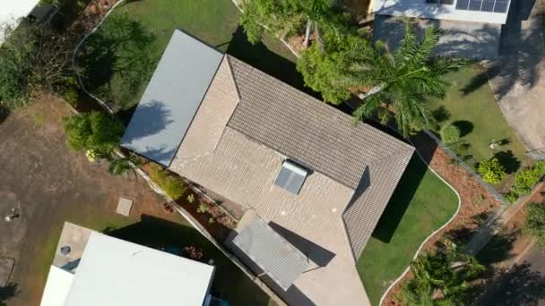 Drone Aerial Flying Residential Neighbourhood Top Spin Pull Back Block — Vídeos de Stock