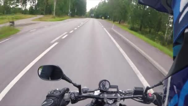 青いヘルメットと黒い手袋でスウェーデンの道路上のオートバイの運転手からの眺め — ストック動画