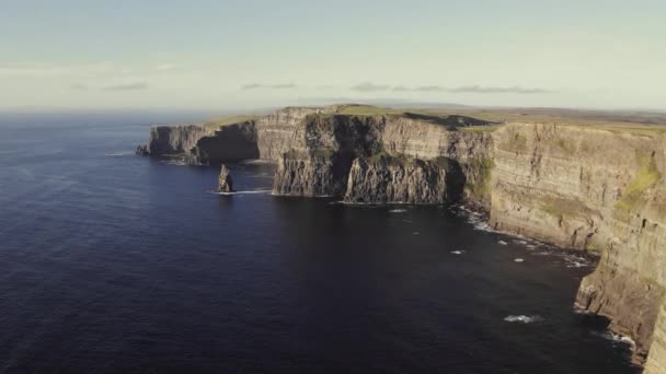 Filmvetítés Moher Szirtekről Írországban Aranyóra Alatt Napsütéses Napon Repül Előre — Stock videók