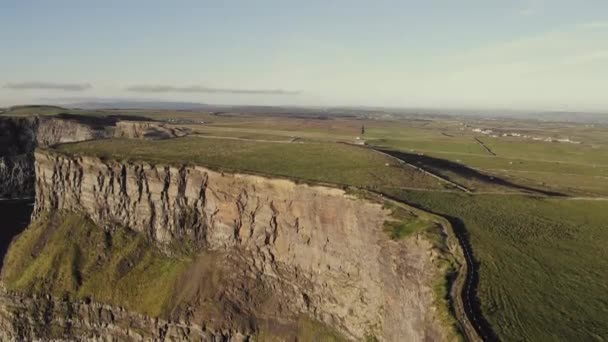 Cinematic Antenn Cliffs Moher Irland Gyllene Timmen Solig Dag Flying — Stockvideo