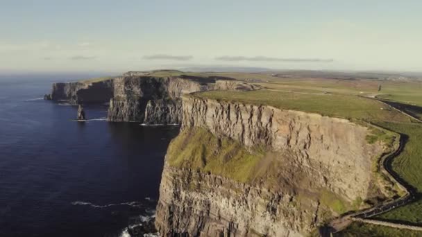 在阳光灿烂的日子里 爱尔兰莫赫悬崖的电影空中 飞奔向前 史诗般的景色越过海岸线 峰顶岩和奥布莱恩塔的海浪冲击着岩石 — 图库视频影像