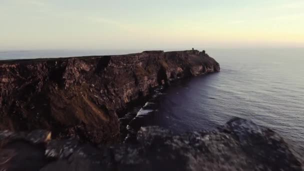 Filmová Anténa Útesů Moher Irsko Během Modré Hodiny Slunečného Dne — Stock video