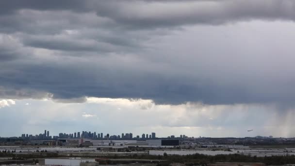 Timelapse Video Massive Clouds Floating City Skyline City Airport Planes — Vídeo de stock