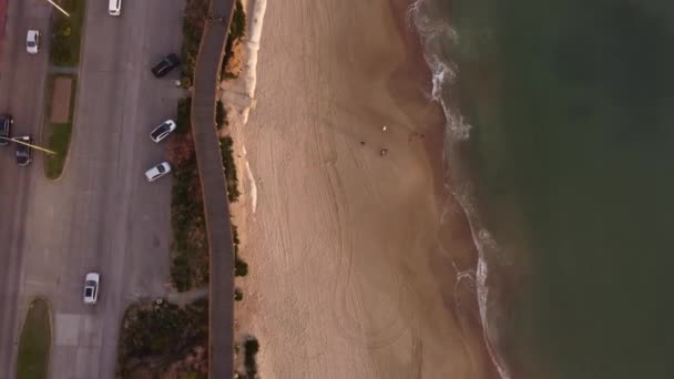 Volo Con Drone Vista Dall Alto Sulla Spiaggia Della Città — Video Stock