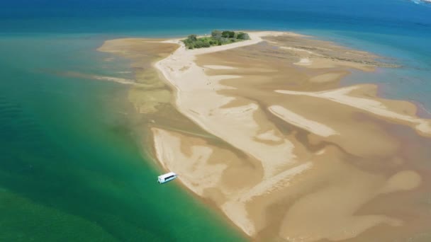 Scenic Sand Island Blue Ocean Coastline Aerial Drone Queensland Australia — стокове відео