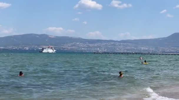 在Peraia镇的热海湾码头周围巡航的水上巴士 在塞萨洛尼基的背景地区 孩子们在前面玩水 — 图库视频影像