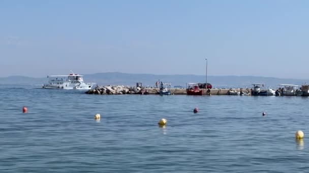 Neoi Epivatesの町の魔法の湾のドックを巡航する水上バス テッサロニキの背景地区で ギリシャ — ストック動画