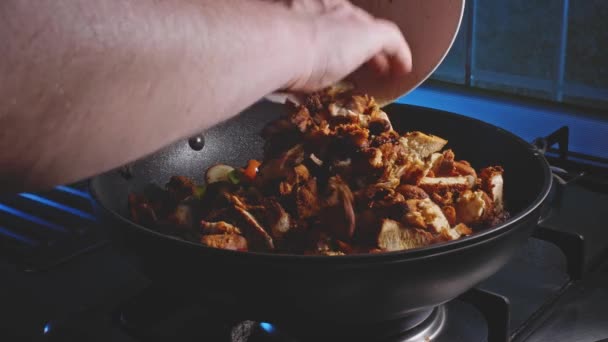Añadir Pechuga Pollo Frito Picado Sartén Con Cebolla Blanca Pimientos — Vídeos de Stock