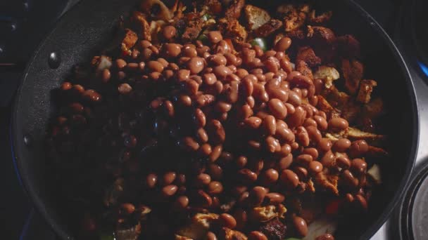 Kavanozda Pişirilen Baharatlı Tavuk Göğsüne Kurutulmuş Fasulye Ekliyorum Kapat — Stok video