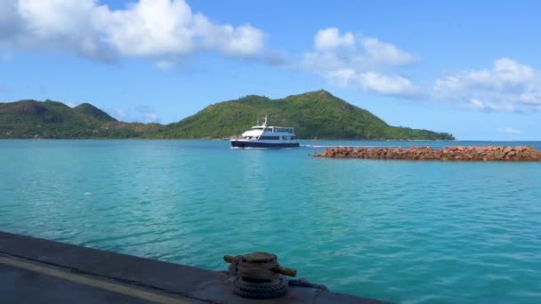 Traghetto Interinsulare Attracco Alle Seychelles Con Costa Sullo Sfondo — Video Stock